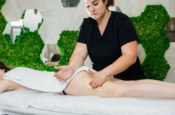 Uma Jovem Bonita Está Desfrutando Uma Massagem Profissional Usando Mel — Fotografia de Stock