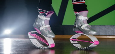 Spor salonunda aerobik için ayakkabılar yakın plan. Sağlıklı yaşam tarzı