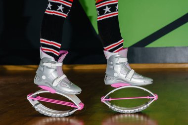 Spor salonunda aerobik için ayakkabılar yakın plan. Sağlıklı yaşam tarzı