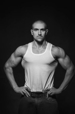 Arka planda Stüdyoda poz veren sporcu. Spor, güzellik, siyah beyaz fotoğraf