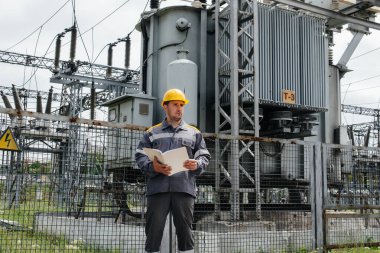 Enerji mühendisi istasyonun ekipmanlarını inceler. Güç mühendisliği. Sanayi