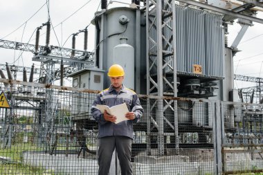 Enerji mühendisi istasyonun ekipmanlarını inceler. Güç mühendisliği. Sanayi