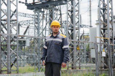 Enerji mühendisi istasyonun ekipmanlarını inceler. Güç mühendisliği. Sanayi