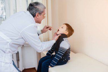 Genç bir çocuk modern bir klinikte deneyimli bir doktor tarafından dinlenir ve tedavi edilir. Bir virüs ve bir salgın.