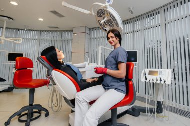 Diş hekimi hastanın muayenesini ve konsültasyonunu yapar. Dişçilik