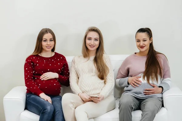 Ragazze Incinte Siedono Sul Divano Divertono Chiacchierare Tra Loro Gravidanza — Foto Stock