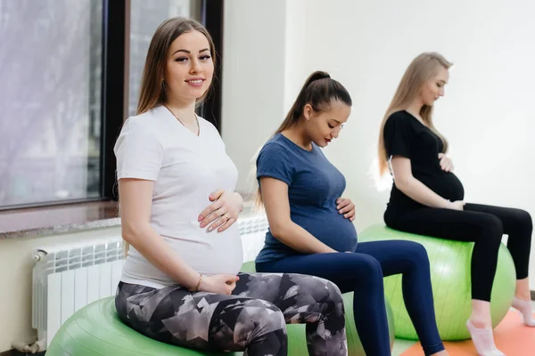 Grupo Madres Embarazadas Jóvenes Dedican Pilates Deportes Pelota Club Fitness — Foto de Stock