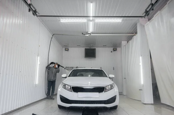 Lavado Moderno Con Espuma Agua Alta Presión Coche Blanco Lavado — Foto de Stock