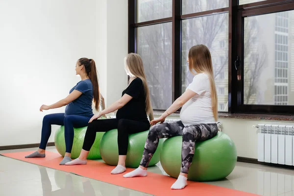 Bir Grup Hamile Anne Bir Fitness Kulübünde Pilates Top Sporu — Stok fotoğraf