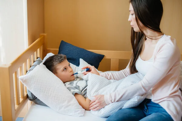 Una Madre Cuida Hijo Que Tiene Fiebre Fiebre Enfermedades Asistencia — Foto de Stock