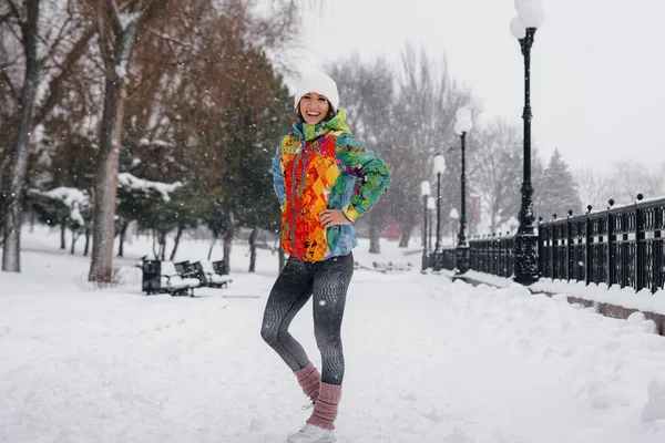 Młoda Wysportowana Dziewczyna Pozuje Mroźny Śnieżny Dzień Sprawność Bieganie — Zdjęcie stockowe