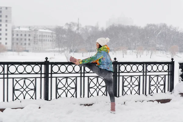 Une Jeune Fille Sportive Échauffe Avant Courir Par Une Journée — Photo