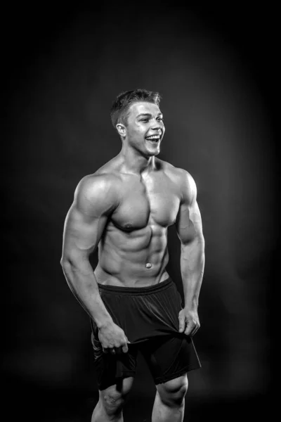 Sexig Ung Idrottsman Poserar Svart Bakgrund Studion Fitness Bodybuilding Svart — Stockfoto