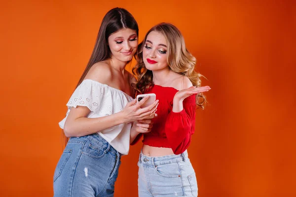 Due Giovani Belle Ragazze Fanno Selfie Guardano Telefono Studio Uno — Foto Stock