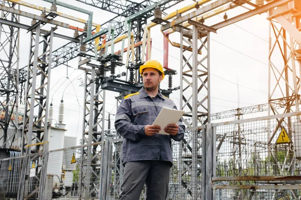 Engenheiro Energia Inspeciona Equipamento Subestação Engenharia Energia Indústria — Fotografia de Stock