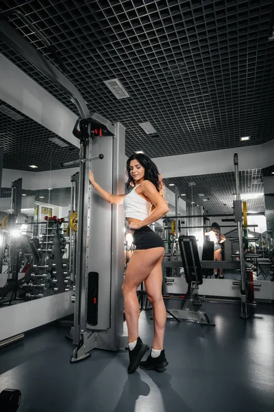 Güzel Atletik Seksi Kız Sıkı Bir Çalışmadan Sonra Spor Salonunda — Stok fotoğraf