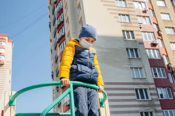 Маленький Хлопчик Масці Ходить Дитячому Майданчику Під Час Карантину Залишайтеся — стокове фото