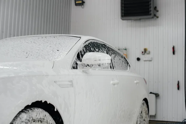 Lavado Moderno Con Espuma Agua Alta Presión Coche Blanco Lavado — Foto de Stock