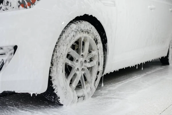 Moderno Lavado Ruedas Coche Con Espuma Alta Presión Agua Lavado — Foto de Stock