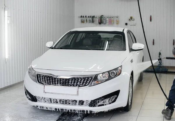 Lavado Moderno Con Espuma Agua Alta Presión Coche Blanco Lavado — Foto de Stock