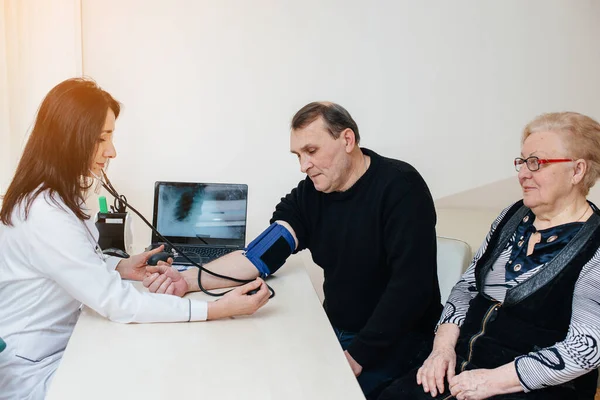 Pár Starších Lidí Provádí Lékařskou Prohlídku Lékařském Středisku Léky Zdravotní — Stock fotografie