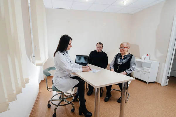 Pár Starších Lidí Osobní Návštěvě Doktora Lékařském Středisku Léky Zdravotní — Stock fotografie