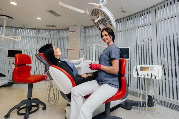 Dentista Realiza Exame Consulta Paciente Odontologia — Fotografia de Stock