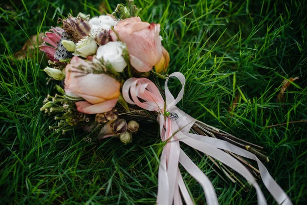 Gyönyörű Elegáns Esküvői Csokor Közelről Széken Esküvői Virágüzlet — Stock Fotó