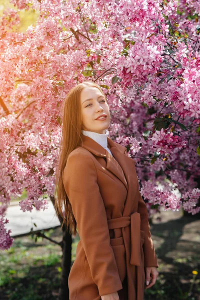 Une Belle Jeune Fille Promène Jour Printemps Dans Verger Pommiers — Photo