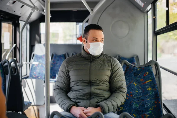 Jeune Masqué Utilise Seul Les Transports Publics Lors Une Pandémie — Photo