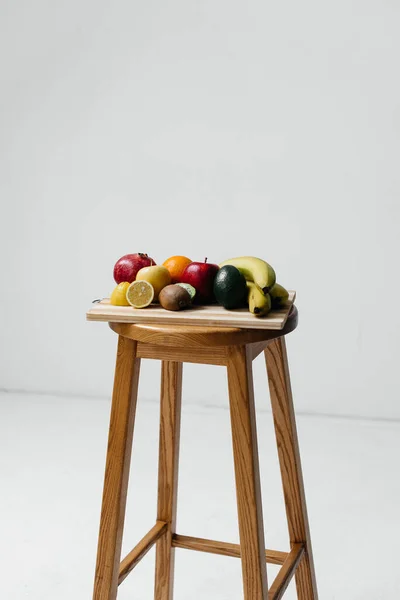 Różne Dojrzałe Owoce Drewnianej Planszy Białym Tle Zdrowa Dieta — Zdjęcie stockowe