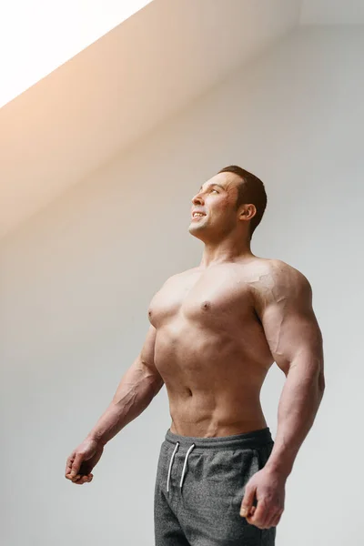 Sexig Idrottsman Poserar Vit Bakgrund Topless Lämplighet — Stockfoto