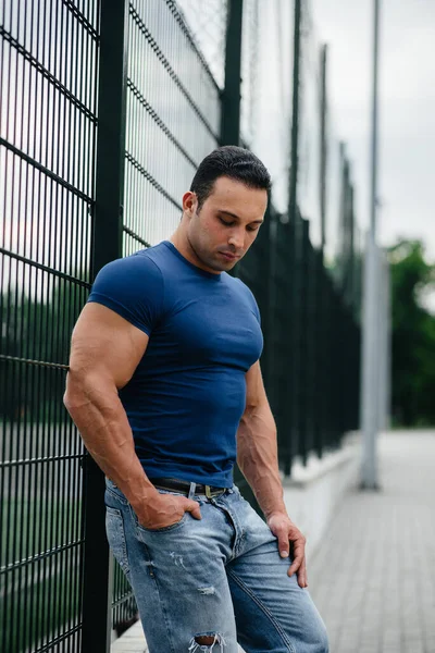 Desportista Está Perto Campo Desportivo Musculação — Fotografia de Stock