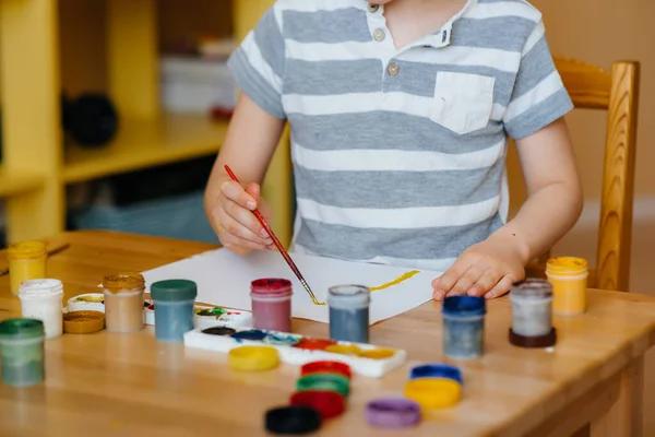 Niño Lindo Está Jugando Pintando Habitación Recreación Entretenimiento Quédate Casa — Foto de Stock