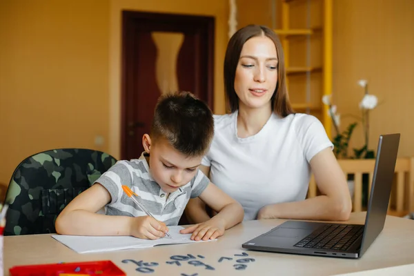 Una Madre Suo Figlio Sono Impegnati Nell Apprendimento Distanza Casa — Foto Stock