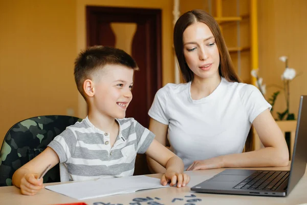 Una Madre Suo Figlio Sono Impegnati Nell Apprendimento Distanza Casa — Foto Stock