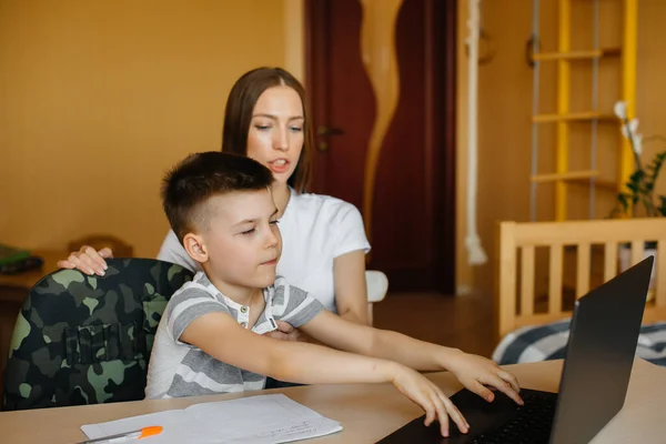 Una Madre Suo Figlio Sono Impegnati Nell Apprendimento Distanza Casa — Foto Stock