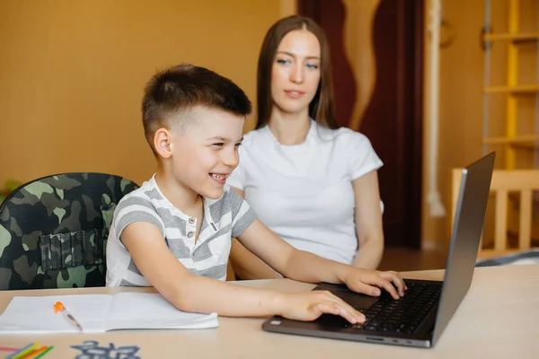 Una Madre Suo Figlio Sono Impegnati Nell Apprendimento Distanza Casa — Foto Stock