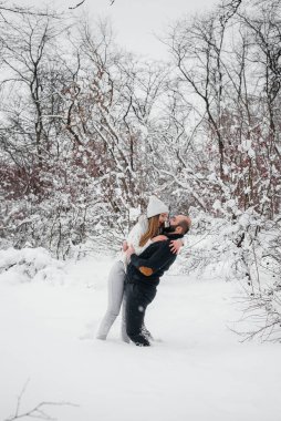 Ormanda karla oynayan çift.