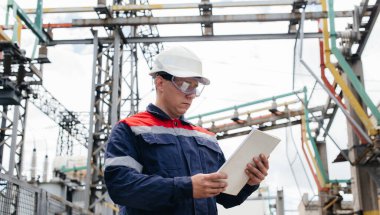 Enerji mühendisi istasyonun ekipmanlarını inceler. Güç mühendisliği. Sanayi