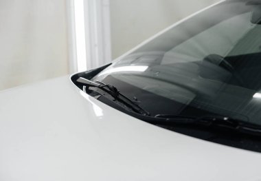 Köpüklü modern yıkama ve beyaz bir arabanın yüksek basınçlı suyu. Araba yıkama