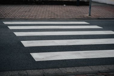 Yaya geçidi, yoldan geçiyor. Yollar.