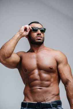 Çıplak gövdeli seksi bir sporcu gözlük takıyor. Dinlen, sağlıklı yaşam tarzı