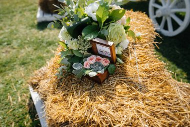 Düğün yüzükleri, gelin toplantısı sırasında güzel bir kutunun içinde. Aksesuarlar