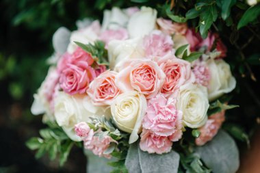 Bir yaz günü yeşil çimlerin üzerinde güzel bir düğün buketi