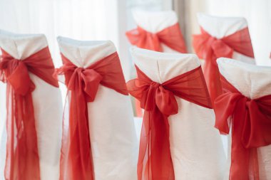 Şenlikli bir ziyafet için güzel dekore edilmiş ve düzenlenmiş sandalyeler. Dekor, düğün.