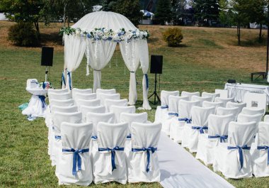 Modern dekore edilmiş düğün kemeri, düğün töreni için. Dekor, düğün.