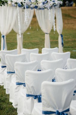 Şenlikli bir ziyafet için güzel dekore edilmiş ve düzenlenmiş sandalyeler. Dekor, düğün.