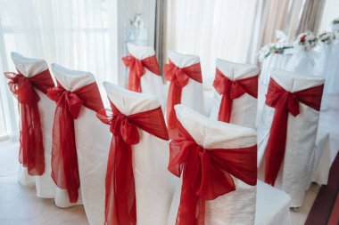 Şenlikli bir ziyafet için güzel dekore edilmiş ve düzenlenmiş sandalyeler. Dekor, düğün.