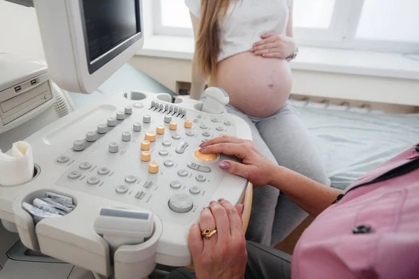 Close Dispositivo Ultra Som Durante Exame Médico Uma Mulher Grávida — Fotografia de Stock